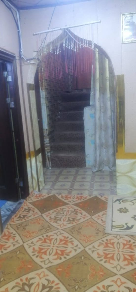 بيت للبيع مساحه ٢٠٠ متر طابقين اعكاده نضيف الطابق الاول  ثلاث غرف وصاله واستقبال ومطبخ الطابق الثاني ثلاث غرف وصاله مطبخ صحيات العنوان سومر فرع المرور السعر 205  لتواصل ***********
