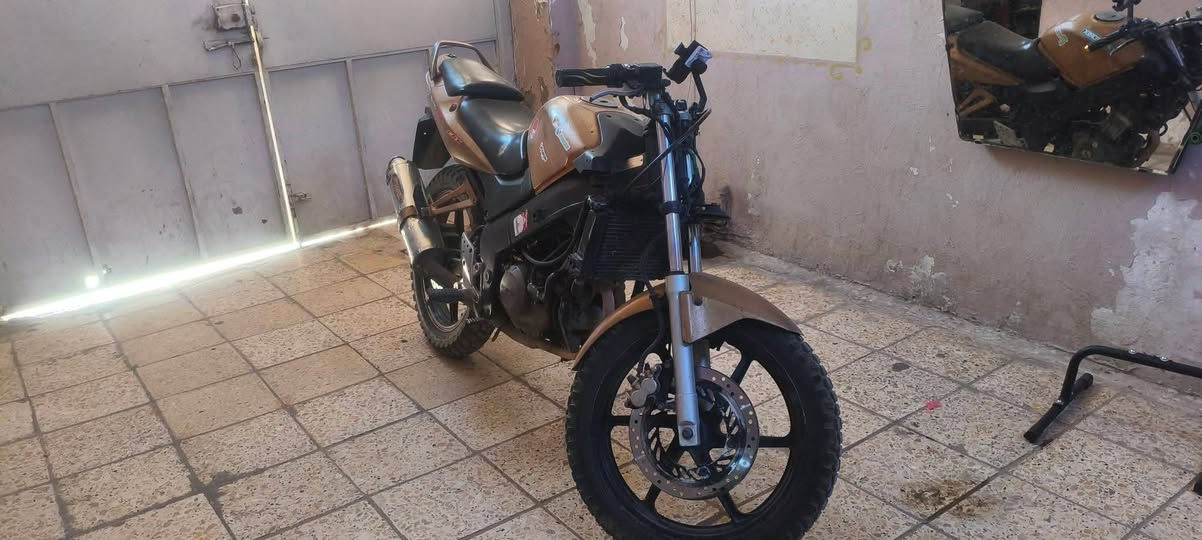 السلام عليكم دراجه هوندة CBR125R
الدراجه بيهة  نقوصات علمود اكون صادق وياكم الدراجه يرادهلة تعديلات وترتيب بس اني يعني مالي واهس  ومتوازي على بيعتهة عارضهة( ابيعهة كوم حديد )(الميعرف بيهن لا يكسر بسعرهة ) اكفلك الدراجه سرقة وعشاير وقانون وكلشي  بسعر 450 الف  موجود واتساب  *********** وموجود ماسنجر  مكاني السكندريه بابل يم الدله
