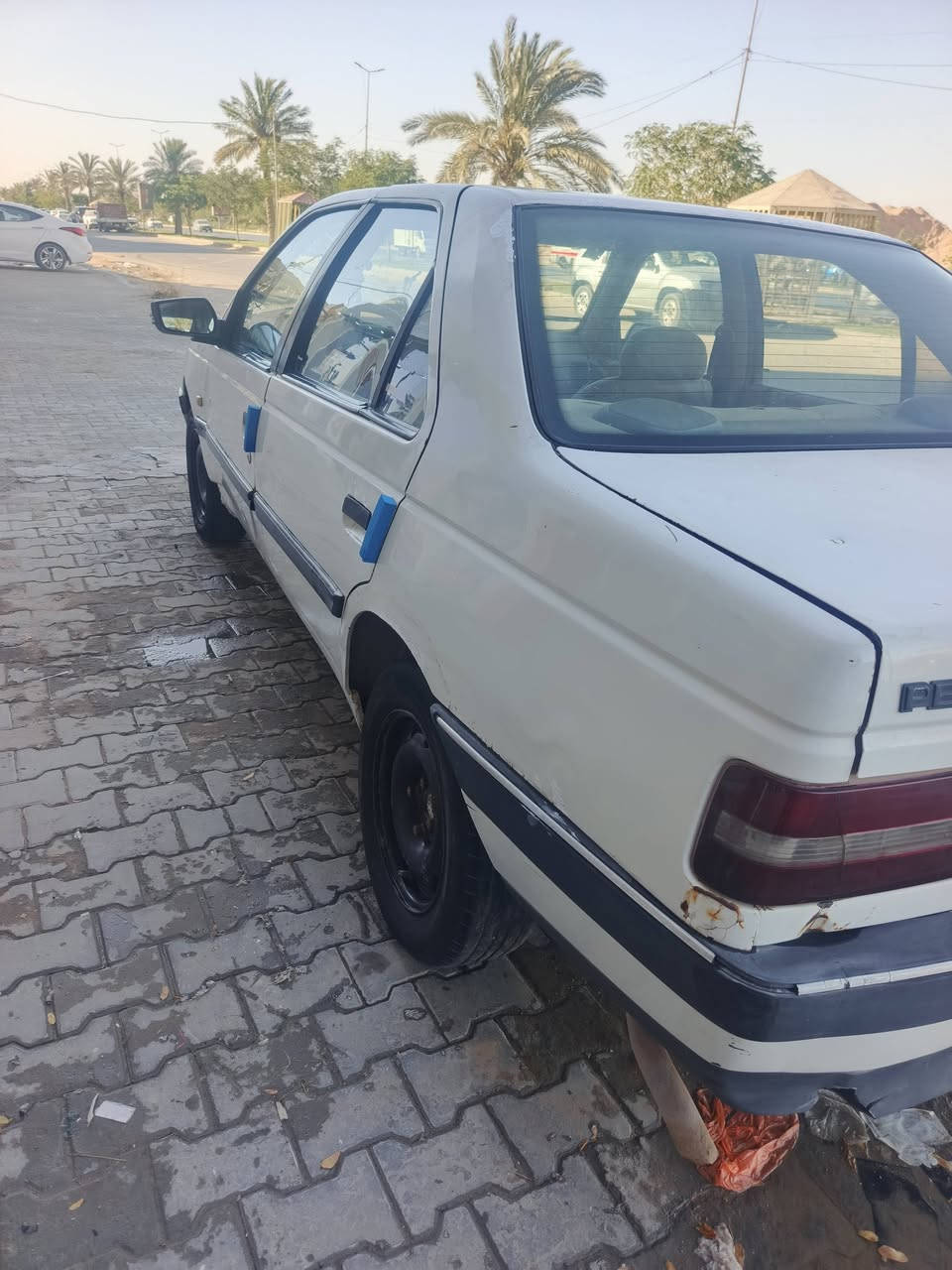 السلام عليكم
بيجو 405 للبيع موديل 2010 خصوصي ب اسمي شرط المداور رقم انكليزي سنوية صالحه لل 2030 والهزه بعدها ما ساقطه ماعليها غرامات ولا ربع مكينة بيها خيط بخار كير مكفول باتري جديد ودينمه جديده بخاخات جدد بلكات جدد سلف جديد كهربائيات كلها شغاله تايرات نظيفات غرفتها مدوشمه كشنات وارضيه جلد ومكفوله من الضربه والتبديل بيها بارد قليل وبيها خياسات 
السعر 35 وبيها مجال
مكاني ديوانية قضاء الشامية
للتواصل الخاص مفتوح او الاتصال ع الرقم
***********  بي واتساب
***********
