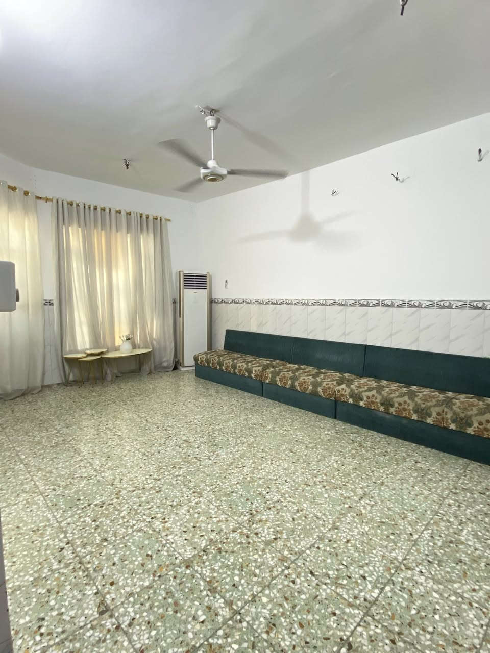 السلام عليكم
بيت للبيع في منطقة الشماعية (حي السفير )
مساحته 130م 
بناء وترميم حديث يحتوي على طابق ونصف 
الطابق الأول غرفة ومطبخ واستقبال وصاله وحمامين خارجي وداخلي وترك وكراج 
الطابق الثاني بيتونة وسطح 
المنطقة مبلطة ونظيفة وهادئة وبيها كل الخدمات 
واجهه 12م
والنزال 12.5
سعره مناسب وقابل للتفاوض 
للتواصل مع صاحب البيت مباشرة *********** واتساب او تواصل خاص
