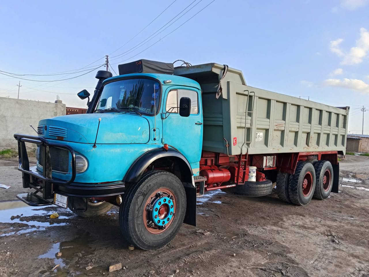 السلام عليكم قجمه للبيع مطوله موديل 83 محرك وكير ومجموعه جيف 18 مكفولات قماره ضهر  وسكف والداخل بلادي ورقم واسط رقم الهاتف ***********و***********
