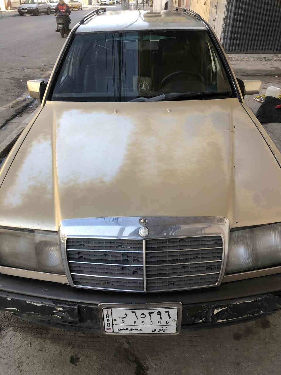 السلام عليكم للبيع او معارض حسب القناعة 
مارسدس استيشن 1989   
محرك 2400   4 سلندر 
كير توماتيك شرط 
طخم تايرات جدد 
سنوية بيضة 2027 
كوبون بانزين بيه 
السيارة مابية شي النضافة مثل ما موضحة
السعر 27 وبيه مجال للطيبين 
للاستفسار ***********
الموصل الايمن
