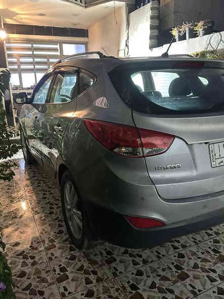 السلام عليكم 
توسان 2010. خليجيه. 2400. 
بدون حادث وصبغ.  
فول مواصفات.  بنرامه.  بصمه. كشتات جلد وكهرباء. 
شاشه. كأمره خلفيه   
السعر 120. 
مكان بغداد تراث
***********
