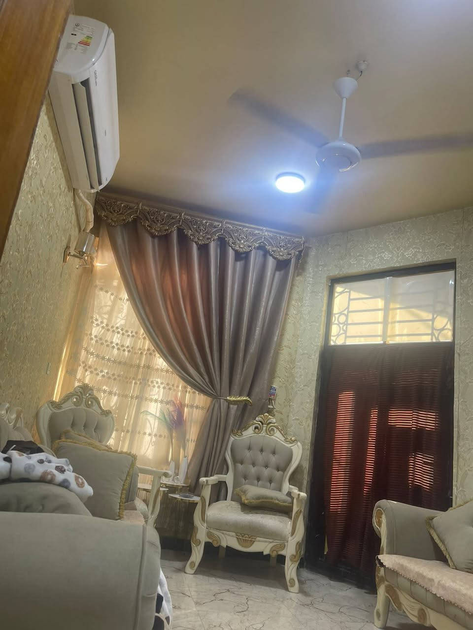 @السلام عليكم 
دار للبيع
المساحه ١٠٠ متر
سند ٢٥ زراعي
بناء حديث سنة ٢٠٢٢
الطابق الأرضي غرفه نوم واستقبال ومطبخ وصاله وحمام وملحقاته ومنور كبير الطابق الثاني غرفتين نوم مع سويت البيع مع ٣تانكيات ماء +سبالت عدد ٢+تخم الإستقبال +اثاث المطبخ العنوان. سبعه نيسان خلف الكليه الاساسيه 
للاستفسار اكثر اتصل 

***********
