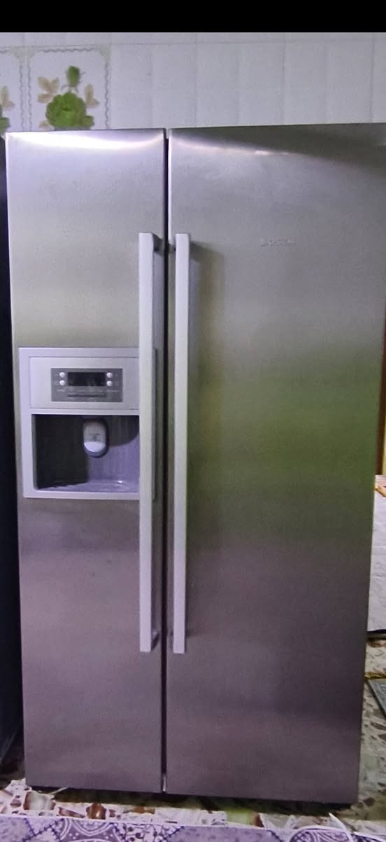 ثلاجة للبيع بوش ياباني أصلي معروفه البوش بابين باب مجمده وباب ثلاجة شغاله بس عوزهه غاز للتواصل***********
