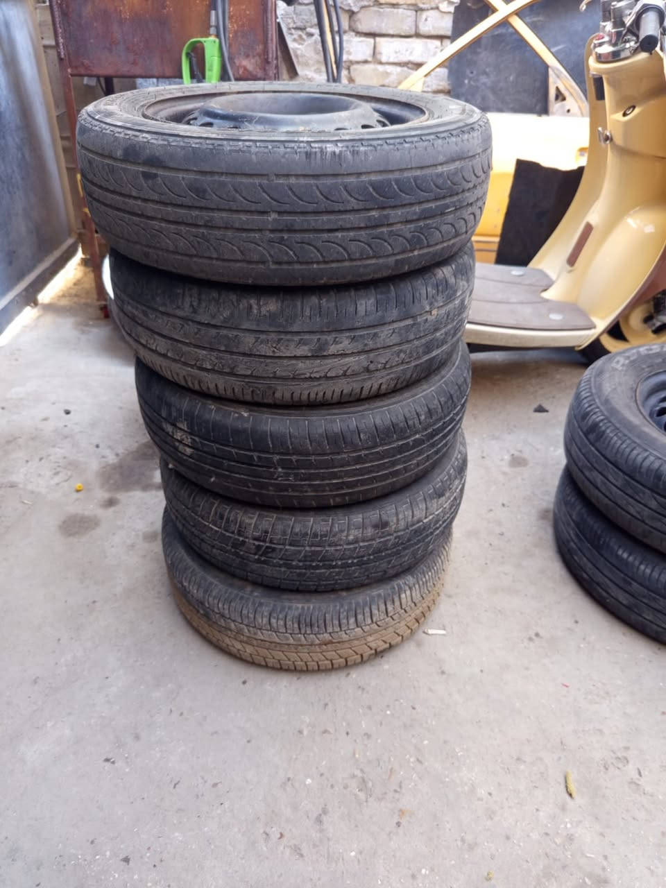 سلام عليكم ..
يتوفر تايرات سعر الواحد ١٥ الف الزوج ٢٥
عنواني بغداد حي القاهرة ***********
