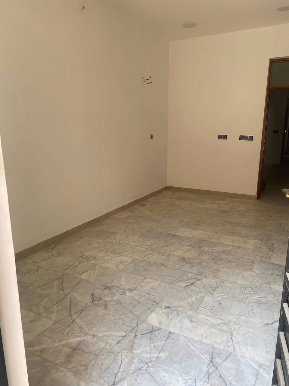 مشتمل 75م للبيع حديث
مشتمل 75م 

واقع حال ٧٦

واجهة 3،40 نزال٢٢ 

حديث الان تم انجازة
يتكون من طارمه واستقبال 

حوالي مطبخ منور 
خدمات وغرف نوم 
وطابق ثاني غرفتين نوم وخدمات 
وبيتونه وسطحين 

📍عنوان المشتمل : في الشعب مقابل جامعة الامام الكاظم

للأستفسار مكتب ارض الخيرات
 ***********ابو حسين 
حسن ***********
