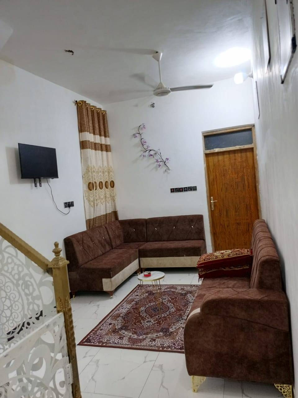 بسم الله الرحمن الرحيم 
بيت زراعي مساحتة ١٠٠ متر بي وصل تطويب في منطقة الصخيين نزلة المهندس بصف الركن قرب المولد بيت نضيف وجاهز ماء كهرباء البناء بلوك كهربائي سقف وارضيه كونكريت البيت يحتوي على مطبخ وصاله واستقبال وغرفه صحيات خارجية وداخليه
📞 للاستفسار مراسلة الصفحه او الاتصال على الارقام ***********
