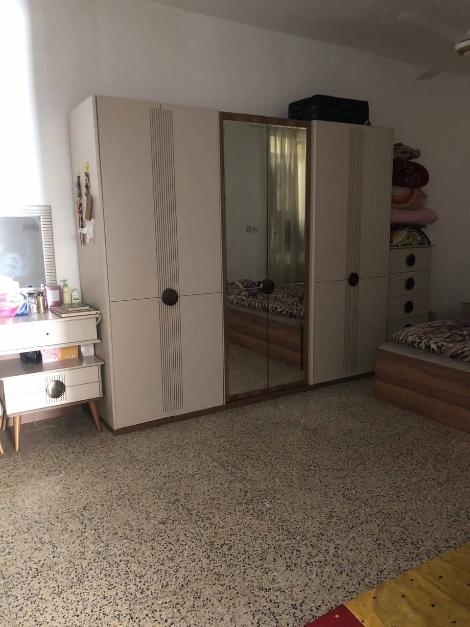 دار طابو صرف للبيع مساحه ١٢٥ متر يحتوي ع غرفتين واستقبال ومطبخ وصاله وصحيات داخليه وخارجيه في منطقه التجاره يم جامع سعديه للاستفسار الاتصال على الرقم 
***********
