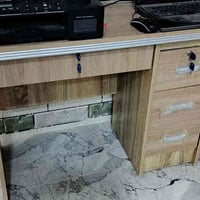 ميز مكتب جديد • مشر ملابس نظيف • أوتي ملابس جديد