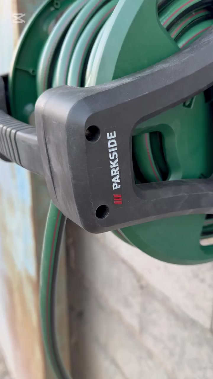 الاستخدامات

ري الحدائق والمساحات الخضراء بسهولة وسرعة

تنظيف السيارات والأرضيات الخارجية

استخدام متعدد الأغراض في المنازل أو المنشآت الزراعية الصغيرة

المميزات

طول مثالي يبلغ 20 مترًا، مما يتيح الوصول إلى الأماكن البعيدة بسهولة

توفير الوقت والجهد من خلال تصميم ذكي يساعد على إنجاز أعمال الري والتنظيف بكفاءة عالية

بكرة مدمجة مع مقبض دوران تسهّل لف الخرطوم وتخزينه بشكل مرتب دون تشابك

مواد متينة مصممة لتحمل العوامل الجوية مثل أشعة الشمس والحرارة، مع مقاومة عالية للتآكل

مقبض مريح يسهّل حمل المنتج ونقله حتى عند العمل في مساحات واسعة

نظام تركيب سهل يتوافق مع أغلب وصلات المياه القياسية للاستخدام الفوري

مرونة في الاستخدام، مثالي للاستخدام المنزلي أو الخارجي، مع تصميم يناسب جميع أنواع البيئات

أبعاد المنتج: الارتفاع 34 سم × العرض 30 سم ×الطول 30 سم يجعل التخزين سهلًا في المساحات الصغيرة

قطر فتحة الخرطوم 2سم


**إذا كنت صاحب هذا الإعلان وتريد حذفه لأي سبب، رجاءا أرسل رسالة إلى الدعم الفني**