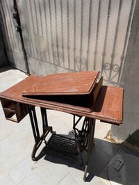 ميز مكينة • قديم • محرك يدوي