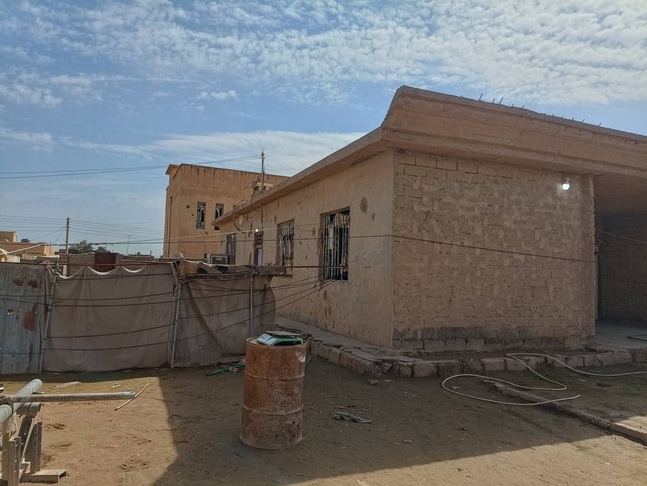 بيت اللبيع يتكون من ثلث قرف وستقبل ومطبخ المساحه سته ميت متر السعر خاص ***********
