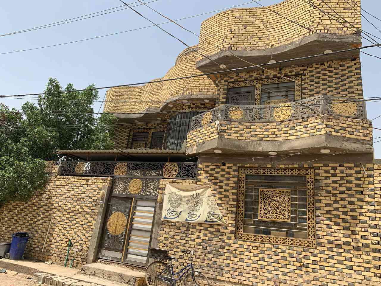 بيت للبيع
المساحه 200 م طابقين 
يتكون البيت من استقبال وصالتين ومطبخ بارد وحار وست غرف نوم وثلاث دورات مياه 
بناء درجه اولى 
تم البناء ب 2024
ويحتوى على مواصفات مميزه وحديثه 
البيت كامل متكامل بس الواحده مكامله 
نوع العقار طابو صرف 
العنوان خلف مدرسه النبأ العظيم
للاستفسار الاتصال على رقم  ***********
