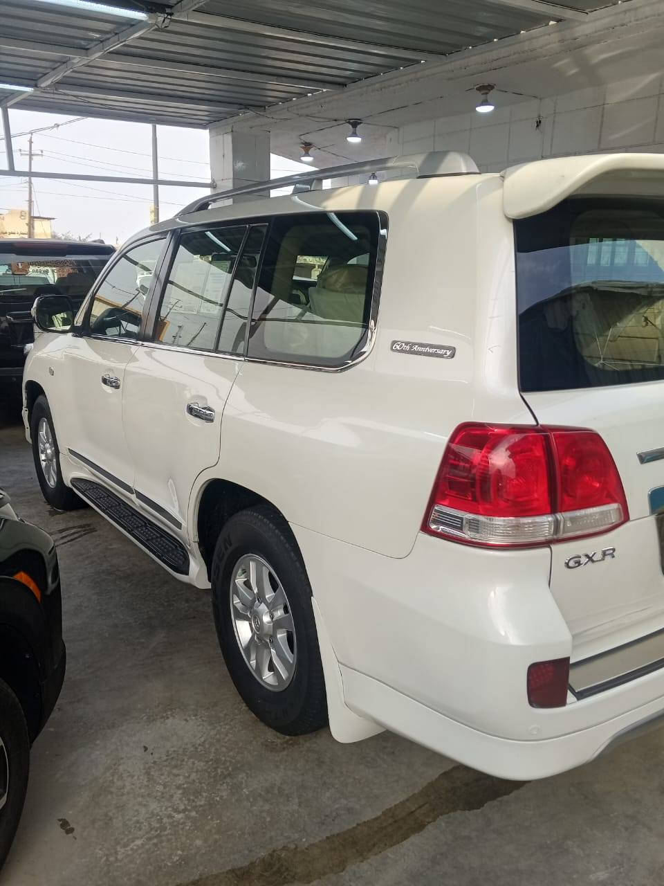 لاندكروز ٢٠١١ ستينيه كفاله عامه حته الدعاميات رقم بغداد انكليزي باسمي السياره جديده بمعنى الكلمه السيارة  احلى من الصور وبعد ما احجيلك مواصفات الستينيه كامرات محيطيه فتحه داخل جلد بقلاوه حساس امامي خلفي مكينتها جديده برغي ممفتوح بيها اتصال فقط مكان السيارة العمارة ***********
