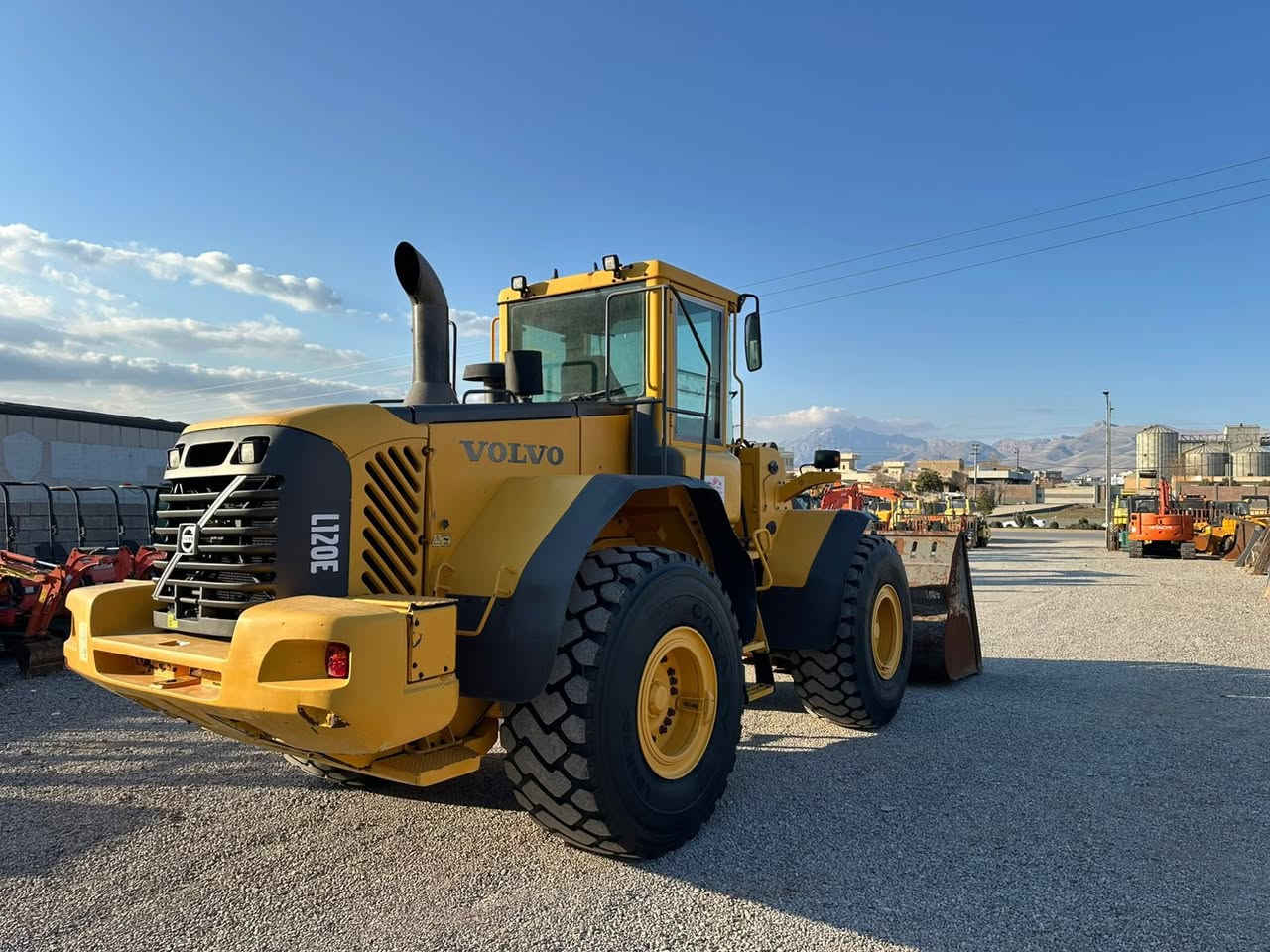 شفل فالفو للبیع دخول جدید
شۆفل فالفۆ تا زە داخل بووە  بۆ فرۆشتن 
حجم : L120E
مودیل :2005
سعات : 17000
رقم : فحص موقت بصرە
بۆ زانیاری زیاتر :  0773.152.1555
0787.504.2080
