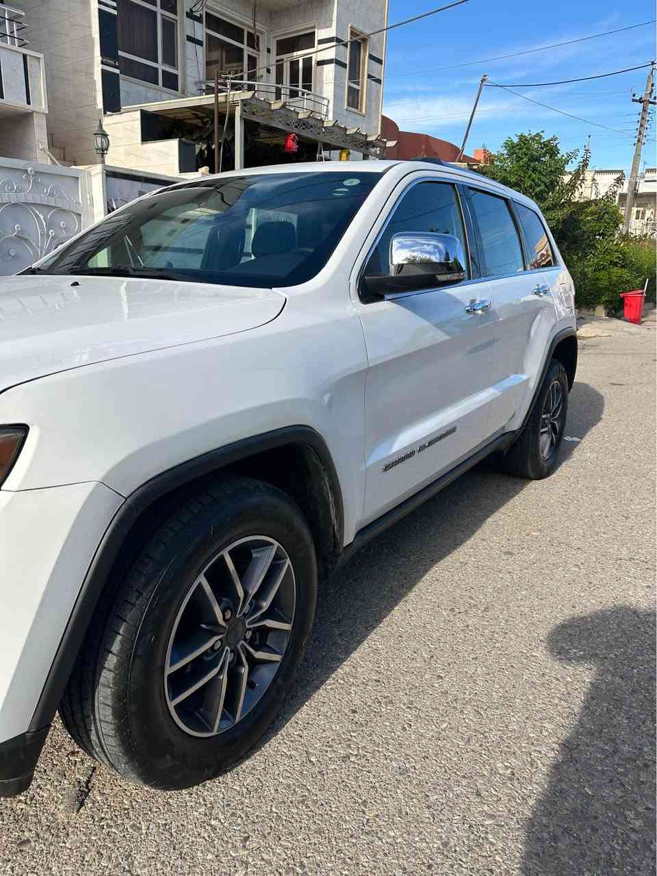 جيب گراند شيروكي موديل ٢٠٢٠ لمتد 
دوو پارچه ي بوياغه و كه ميك pdr و قه له مكاري هه يه 
سعر ٢٣٩ وه ره قه و معامه له
*********** أربيل, العراق
