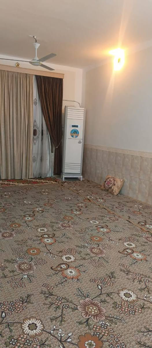 موجود بيت 200متر شارع حجي كشكول قرب مخبزا الزهراء. ع. يحتوي على 3غرف صاله استقبال مطبخ صحيات بيت كامل حته ستاره صطح شتايكر بنا فرمستون يريده يتواصل وياي ***********
