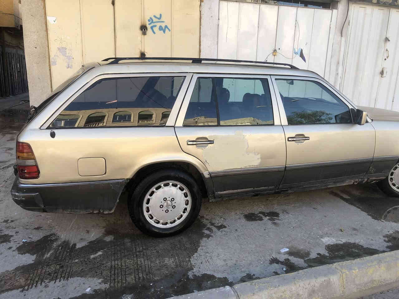 السلام عليكم للبيع او معارض حسب القناعة 
مارسدس استيشن 1989   
محرك 2400   4 سلندر 
كير توماتيك شرط 
طخم تايرات جدد 
سنوية بيضة 2027 
كوبون بانزين بيه 
السيارة مابية شي النضافة مثل ما موضحة
السعر 27 وبيه مجال للطيبين 
للاستفسار ***********
الموصل الايمن
