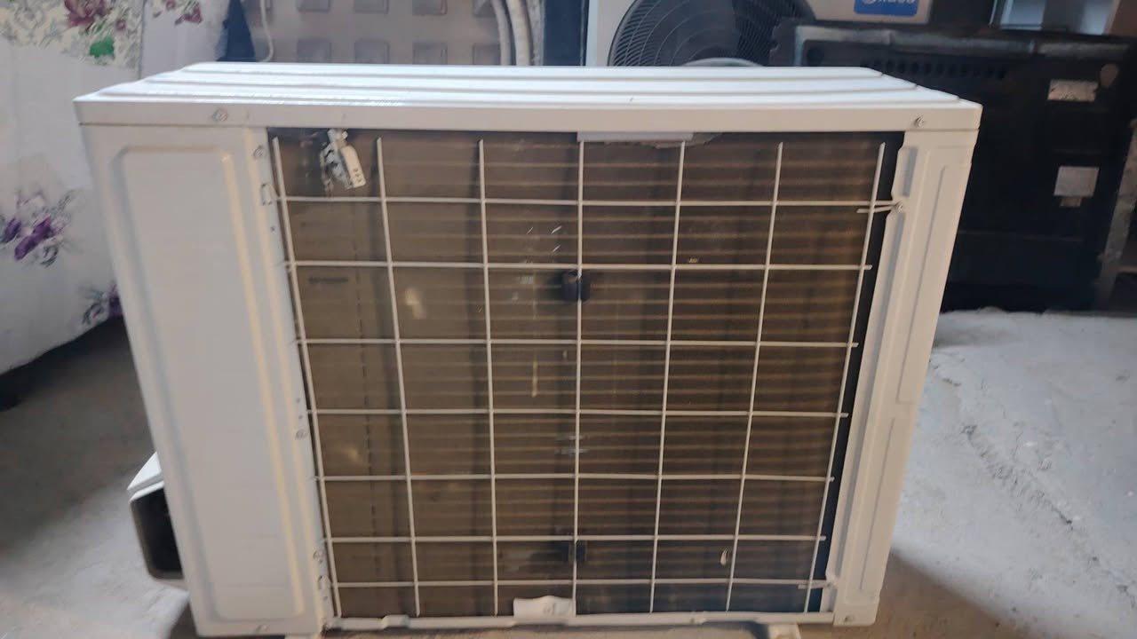 الي يده يدخل واتساب ***********
