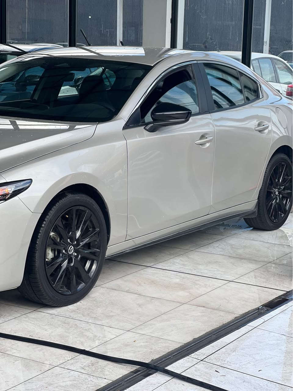 Mazda3 
مۆدیل/٢٠٢٥ 
دووپارجەی بۆیاخە جاملخ دەرگای سایەق 
بێ داخلیە 
بەسمەیە 
سپۆرتە
یکۆیە
ماوسە
خەتی جادەیە 
سەیارەکە زۆر جوانو بێ کێشەیە
سحری/١٤٩  مەجالێکی کەم 
رەقەم تەلەفۆن  واتسئەپ 
*********** أربيل, العراق
