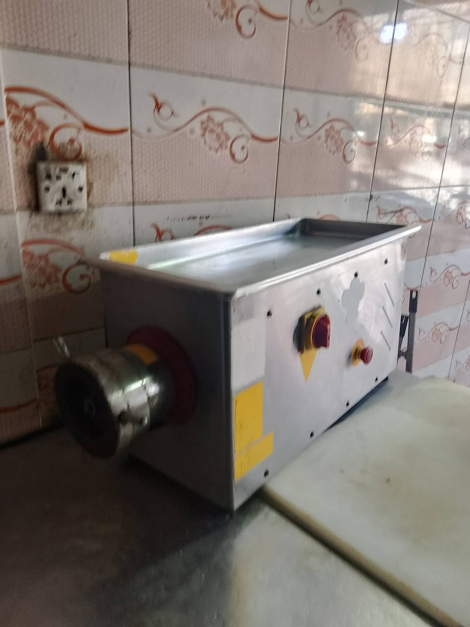 السلام عليكم عندي مثرامه مال لحم حجم32 بحاله جيده مستعمله قليل كلش نظيفه صناعيه سلس ستيل  وهاذا رقمي *********** بغداد مدينة الشعب
