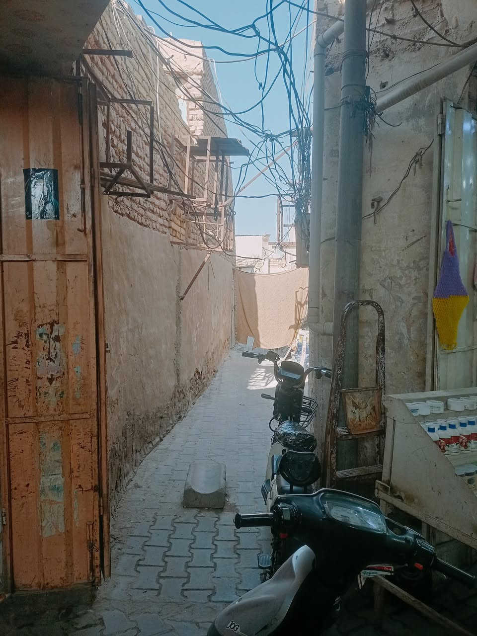 بيت للبيع في الرميثة/ الشرجي شارع النص / سوك ابو عزام للملابس /مساحة 165م / *ملاحظة البيت بي 3غرف غرفتين جوة وغرفة فوك متصلة مع السطح 
للتواصل والاستفسار في الخاص
او الاتصال على الرقم/ ***********
