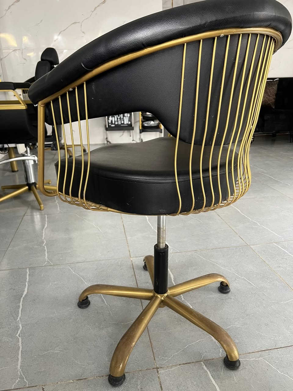 السلام عليكم كراسي  حلاقه للبيع السعر الواحد 300 وبي مجال  اتصال على الرقم ***********
