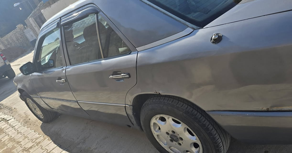 مارسيدس 300E موديل 1990 محرك بطه 3000 كير ومكينه نظيفات تبريد شغال سعرها 38 وبيها مجال التواصل خاص او على هذا الرقم ***********
