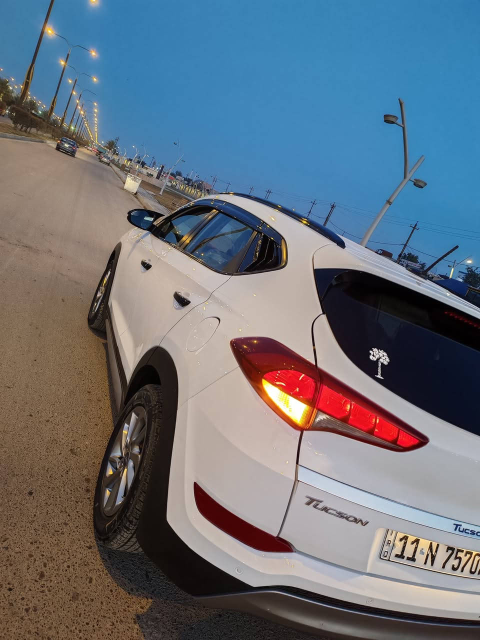 سلام عليكم توسان موديل ١٧ وارد امريكي ضرر من امريكه بس صندوك بارد شويه كما موضح بل صوره صار  بيهه ضرر بل عراق  براس البنيد شبر صبغ   وبل باب الخلفي شبر صبغ فقط  وبيه  مكانات بارد   سياره جديده كير محرك جديد تخم تاير مواصفات عاديه سياره جديده رقم بغداد تحويل مباشر  وخير من الله ماشيه 117 السعر 142 وبيه مجال مكان السياره الفلوجه حي شهداء رقم *********** //***********
