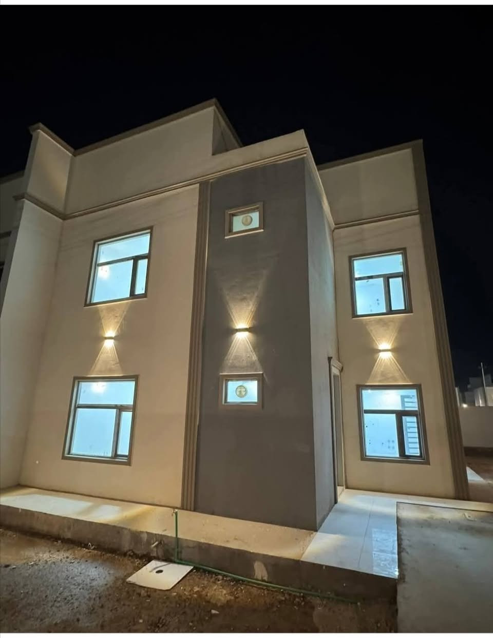 دار مساحه ٢٥٠متر للبيع مجمع الاميرات الجديد ٢ مربع ثالث محجوز للمصرف العقاري مطلوب ٩٠ميلون الشهر ٥٠٠الف مقدمه ١٢٠مليون تغيير الكفيل جاهز لسكن للاستفسار الاتصال على الرقم ***********
*********** واتساب مكتب القمه
