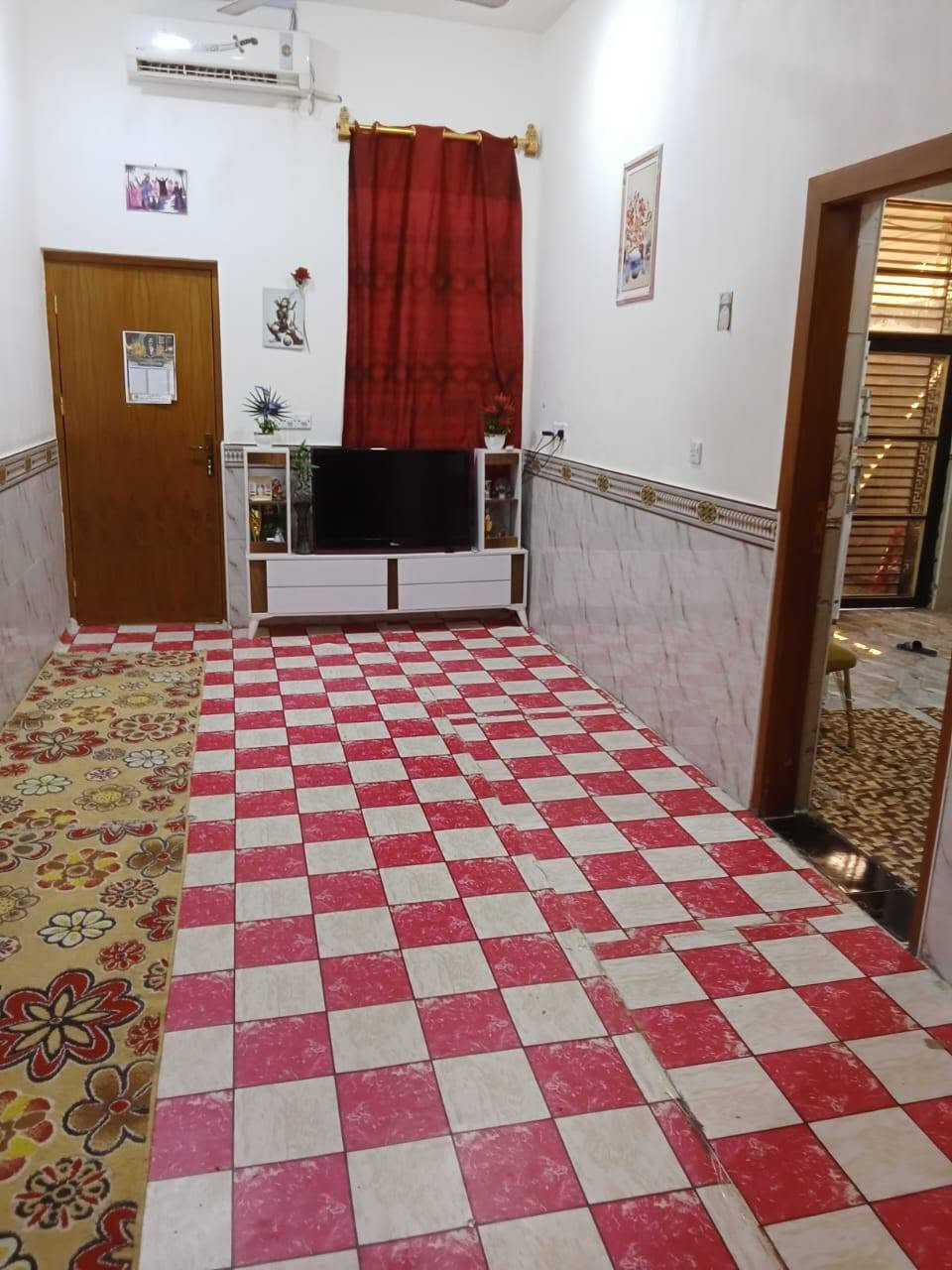 بيع مستعجل
بيت للبيع من صاحب الملك نفسه الشراي احوله اله
 المساحة / 160 متر 
نوع الطابو / ملك صرف
سنة البناء / 2024 البناء بلوك الشلامجة بناء حديث والبيت ركن
طابق واحد
يحتوي على استقبال ومطبخ وصاله وغرفتين نوم وكراج وصحيات داخلية وخارجية
العنوان / البصرة . التنومة . حي الجامعة . نهاية شارع سيد عواد
السعر / 190 مليون وبي مجال
باقي التفاصيل خاص او واتساب فقط 
***********
