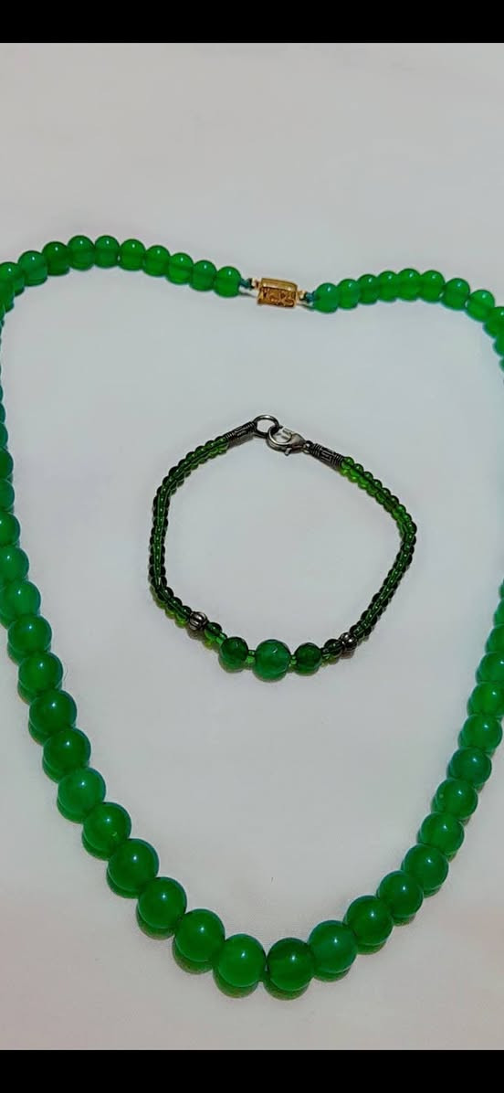 عقد نادر  مع سوار من حجر ( الزمرد ) الاصلي و بدزاين فكتوري منتظم و متسلسل الحبات  ، الوزن الصافي 60 غم ،،
***********    واتساب
