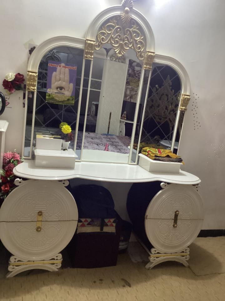 سلام عليكم غرفه تركي ١١ قطعه أو١٠ اكو قطع ما مصورهم بعد نضافه كدامكم مراوس بصاج عراقي أو بيع ب ٧٥٠ وبيها مجال بسيط الشراي علق أو وتساب ***********
