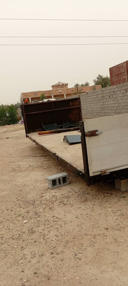 السلام عليكم
سطحه سكانيا للبيع طول 6 متر سابقا عليها كرين ابلوك جاهزه هيه وحدادتها العنوان البصره رقم الهاتف ***********
