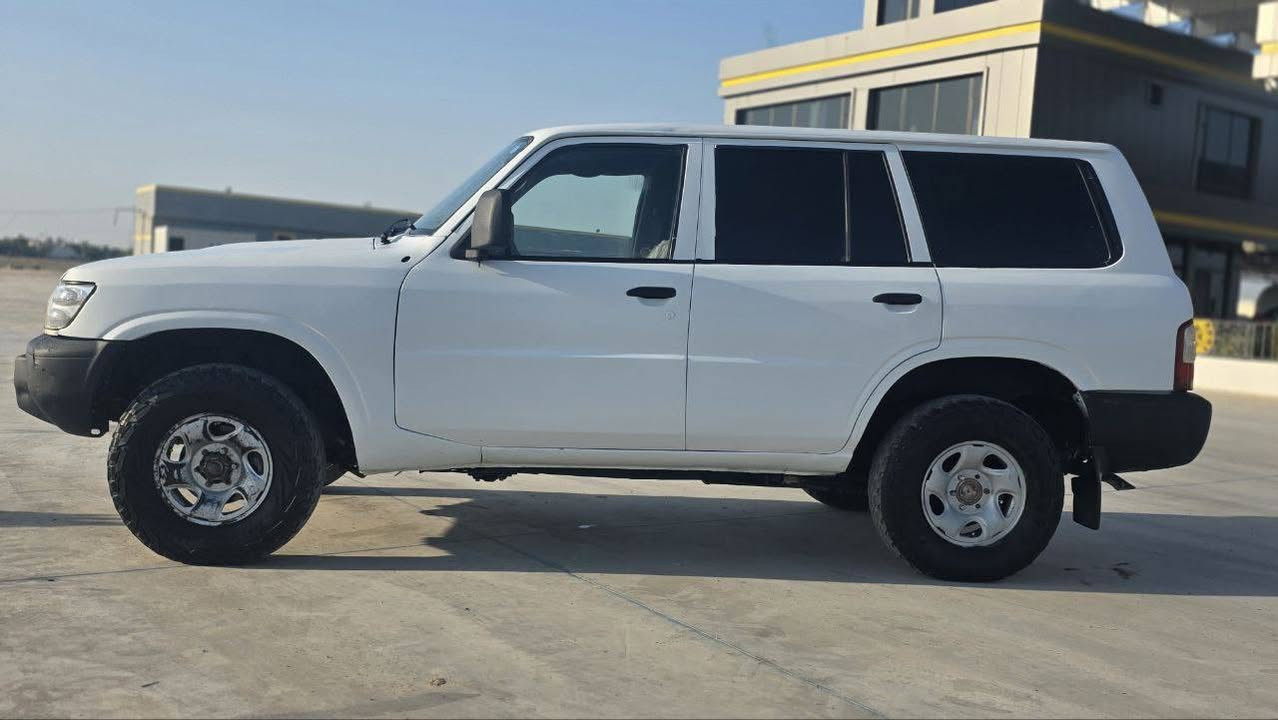 پاترۆڵ ٢٠٠١
کوێر

مزایدە

حیزام بۆیاخ 

شان و سەقف و دوو دەرگای دوای بۆیاخ نیە 

بەتانەی یەک لای تەقیە 

گێڕ و مەکینە وەشەرت 

دەعم و لێدراو و وەرگەڕان بەشەرت 

کتاب مزایدەی لەگەڵە

‌‌‌٥٧ و معامەلە 
گۆڕینەوەش ئەکەم لەسەردڵ گرتن
***********
