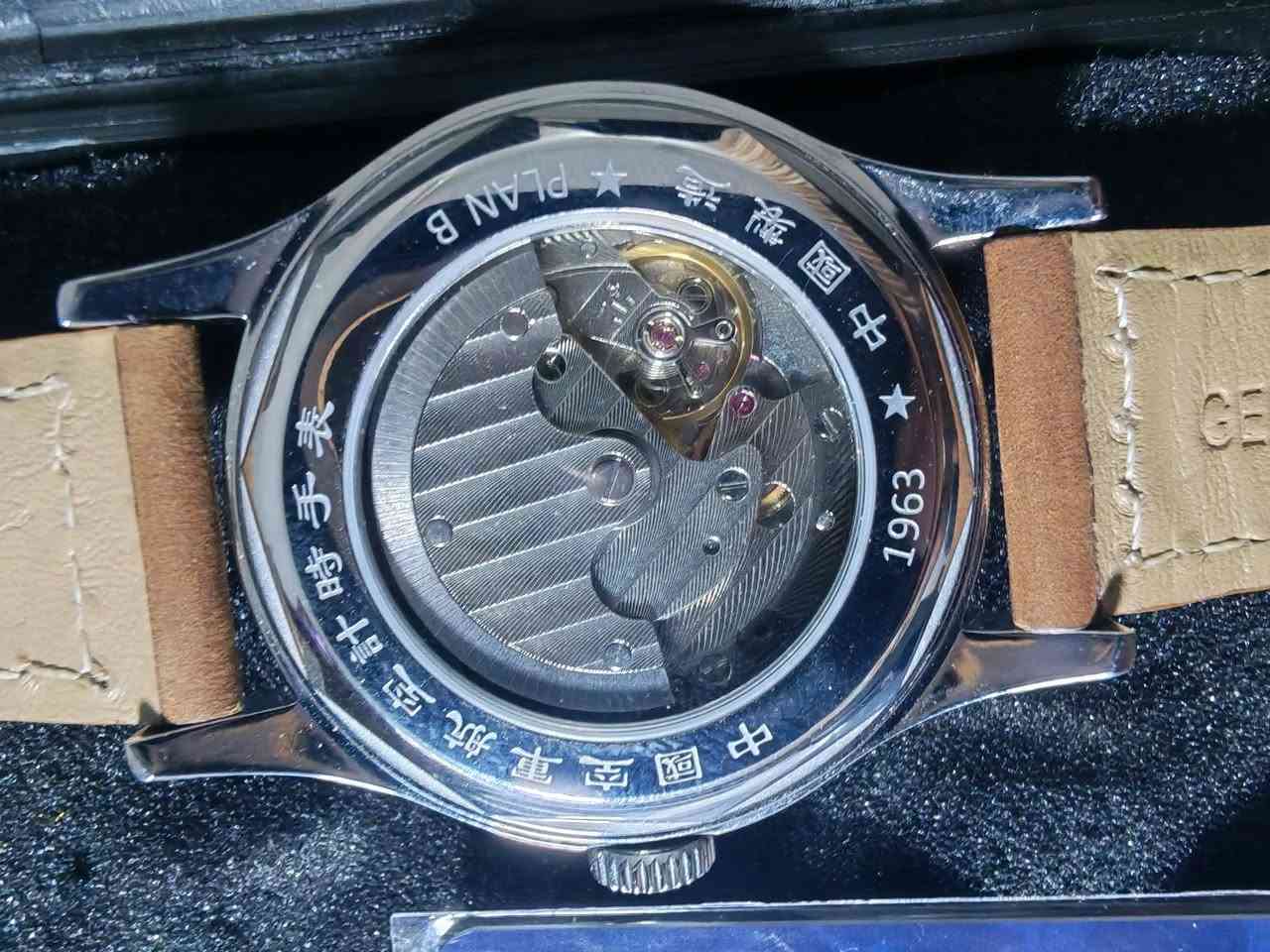 الساعة المعروضة في الصورة هي ساعة 

Seakoss 1963 الميكانيكية الأوتوماتيكية المخصصة للرجال. تتميز هذه الساعة بتصميم كلاسيكي مستوحى من ساعات الطيارين القديمة، وتعمل بحركة Seagull ST1780 المشهورة بدقتها. 

￼AliExpress +3

أبرز مواصفات الساعة:

المحرك (Movement): حركة أوتوماتيكية من نوع Seagull ST1780.

الهيكل: مصنوع من الفولاذ المقاوم للصدأ (Stainless Steel) بقطر 40 ملم وسُمك 11 ملم.

الميناء (Dial): يتميز بلون أزرق أنيق مع عقارب وعلامات مضيئة (Luminous) لتسهيل القراءة في الظلام.

الزجاج: مصنوع من كريستال الياقوت (Sapphire Crystal) المقاوم للخدش.

الوظائف: تتضمن مؤشراً لاحتياطي الطاقة (Power Reserve)، وعقرب ثوانٍ منفصل، وعرضاً للتاريخ.

الحزام: تأتي غالباً مع حزام جلدي عالي الجودة
🛑السعر  85 الف


**إذا كنت صاحب هذا الإعلان وتريد حذفه لأي سبب، رجاءا أرسل رسالة إلى الدعم الفني**