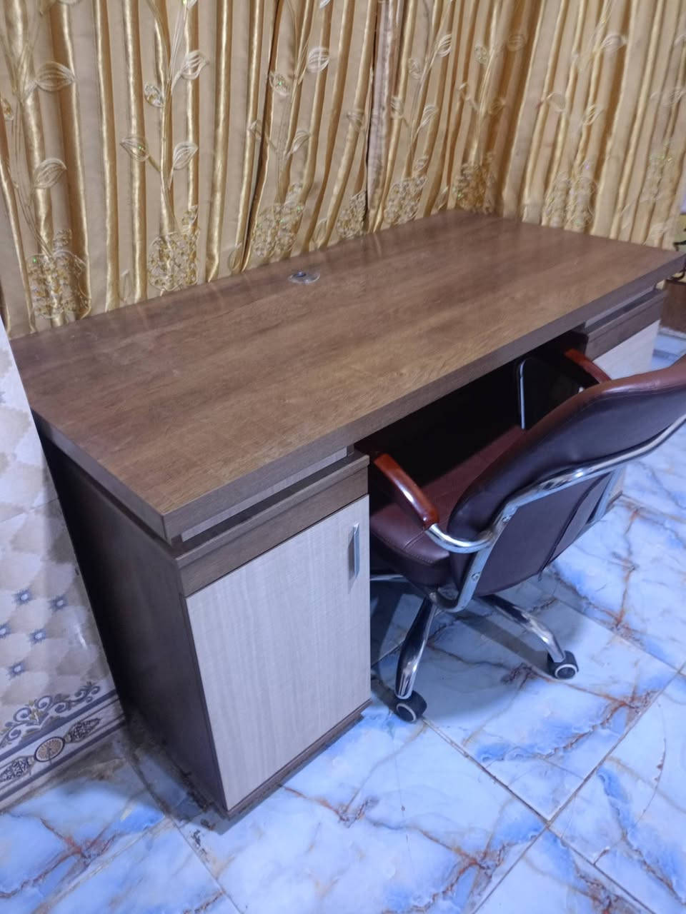 ميز مكتب مع كرسي  دوار نضافه 90بلميه للبيع 250 بي مجال تصال على الرقم ***********
