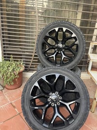 للبيع تخم ويل وتايرات  حجم 22  السعر 350$  07714846491