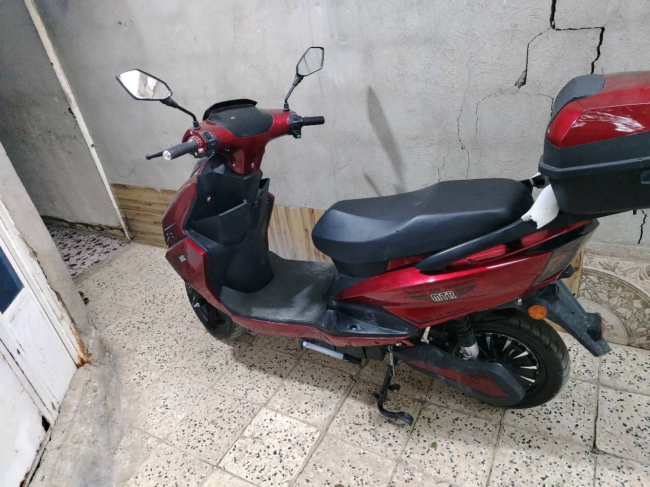 درّاجة كهربائية مستخدمة، بلون أحمر جذاب، بحالة جيدة جدًا. مزودة بمقعد مريح ومساحة تخزين خلفية. مثالية للتنقل داخل المدينة بشكل سريع وفعال واقتصادي. فرصة مميزة لمحبي الدراجات العصرية وسهولة الحركة.