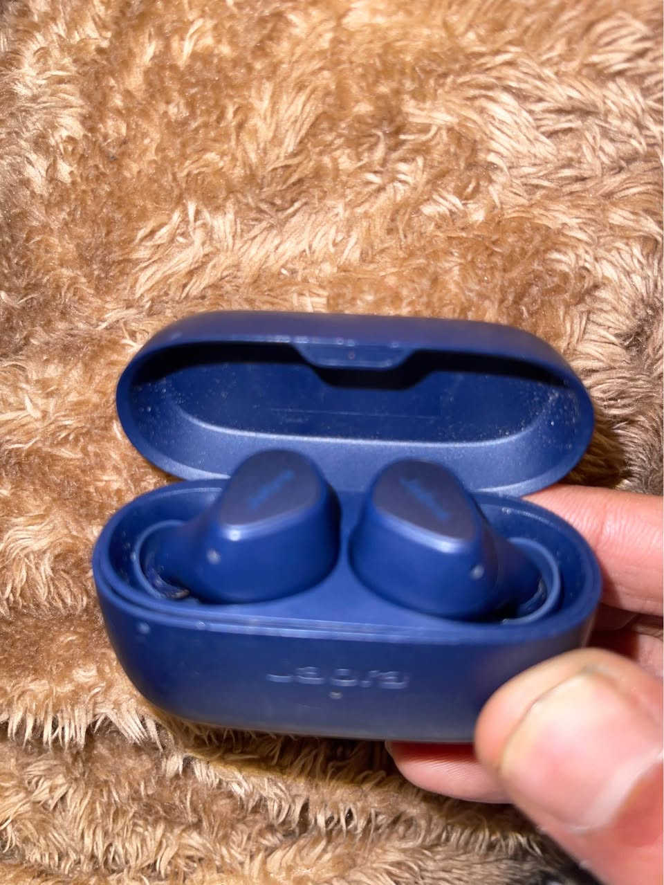 Jabra Elite 4
📌 نوع: سماعات أذن لاسلكية بتقنية Bluetooth 5.2
📌 حالة: ممتازة / مستخدمة (عدّل حسب حالتك)
📌 اللون: (اكتب اللون المتوفر عندك)

⸻

🆕 المميزات الأساسية

✔️ إلغاء الضوضاء النشط (ANC) – تقنية تقليل الضوضاء المحيطة لتحصل على صوت أنقى بدون تشويش خارجي.  ￼
✔️ وضع HearThrough – تسمح لك بسماع الأصوات من حولك عندما تحتاج ذلك دون إنزال السماعات.  ￼
✔️ اتصال Bluetooth 5.2 سريع ومستقر مع دعم Fast Pair للهواتف الأندرويد و Swift Pair لأجهزة ويندوز.  ￼
✔️ جودة صوت جيدة ودعم ترميزات aptX و SBC لتحسين تجربة الاستماع.  ￼
✔️ التحكم الصوتي مع Google Assistant و Siri.  ￼
✔️ تعدد اتصال الأجهزة (Multipoint) – يتيح التبديل بين جهازين بسهولة.  ￼
✔️ تصميم مريح وخفيف – مع أطراف سيليكون بأحجام مختلفة (S / M / L) لراحة أفضل داخل الأذن.  ￼
✔️ وضع Mono Mode – يمكن استخدام كل سماعة لوحدها.  ￼

⸻

🔋 البطارية والشحن

🔹 مدة تشغيل السماعات:
• حتى حوالي 5.5 ساعات مع ANC شغّال
• حتى 7 ساعات بدون ANC  ￼

🔹 الطاقة الكلية مع علبة الشحن:
• حتى 22 ساعة مع ANC شغّال
• حتى 28 ساعة بدون ANC  ￼

🔹 الشحن السريع:
🔌 10 دقائق شحن ≈ 1 ساعة تشغيل  ￼
)  • 📡 Bluetooth: 5.2  
 • 🎶 دعم الصوتيات: Qualcomm® aptX™ و SBC  
 • 🧠 التطبيق المخصص: Jabra Sound+ لتعديل الصوت وخصائص ANC/HearThrough  
 • � بغداد, العراق


**إذا كنت صاحب هذا الإعلان وتريد حذفه لأي سبب، رجاءا أرسل رسالة إلى الدعم الفني**