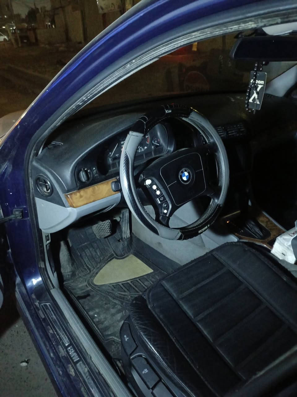 BMW صقر موديل98  مكينه28 ياباني تبريد لونها ازرق كير تخم تاير كشنات جلد اسود ***********
