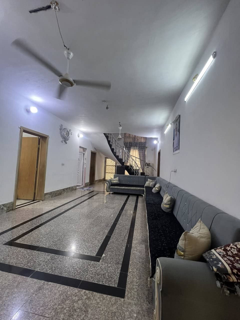 للبيع فقط بيت طابقين 📍5كيلو قرب مجاور مجمع عمر الراوي قرب البوابة
٣٠٠متر شارع ١٠ 
من 
كراج + حديقة + منور او ممشى 
صحيات وحمام خارجية 
مطبخ حار وبارد 
استقبال ٩ متر 
صالة ضيوف ١٤ متر 
غرف نوم ٢
صحيات وحمام داخلي معزول 
الطابق الثاني 
غرف نوم٣ 
صالة ضيوف ٨ متر 
صحيات وحمام معزول 
منطقة مميزة كامله خدمات مدارس وجامع واسواق 
السعر ١٦٠ وقابل للتفاوض 
للاستفسار /***********
