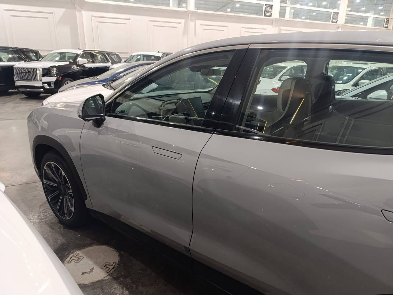 جيتور Dashing 1.6L Luxury
الموديل : 2024 
المحرك: 1.6 L تيربو 
القوة الحصانية : 197 حصان 
ناقل الحركة : 7 سرعات
الضمان الاساسي : 6 سنوات وعداد كيلومترات مفتوح. 
المواصفات:
*5 راكب 
ويل قياس 20 أنج 
بانوراما
كاميرا محيطية 360 درجة
ثلاجة 
شاشة التحكم 15.6 أنچ
شاشة لعرض القيادة 
شاشة لعرض البيئة 
التحكم بالمكيف لمس من خلال الشاشة 
التحكم الصوتي بنظم السيارة 
تشغيل عن بعد
تحذير مغادرة المسار
رادار امامي مع مانع تصادم أمامي 
تحذير النقطة العمياء 
شاحن هاتف لاسلكي
قبضات الأبواب مخفية 
مقصورة الركاب من الجلد
المقاعد الأمامية كهربائية مع ذاكرة 
المقاعد الأمامية تدفئة وتبريد 
مصابيح أمامية LED 
بلوتوث 
نظام المساعدة على النزول من المنحدرات 
المرايا الجانبية قابلة للطي كهربائيا
*صندوق كهربائي
حساسات امامية وخلفية
محدد سرعة
نظام المساعدة على القيادة 
مرايا بخاصية التعتيم الذاتي
دخول ذكي (بصمة)
عتبات الأبواب مضيئة 
انارة محيطية
انارة ترحيبية 
موسيقى ترحيبية 
هاند بريك كهربائي
مأخذ USB 
مؤشر لضغط الاطارات
*8 سماعات مع سماعات رأس في المقاعد الأمامية 
نظام فلترة الهواء وتنقيته
ماشية ٣٥ الف 
مكفولة من حادث او صبغ
بيها كم شخط بالدعامية
السعر ١٦٠ 
***********
