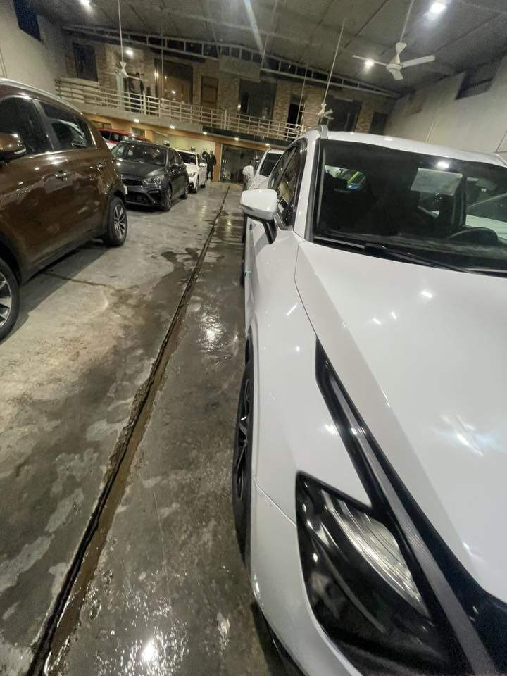 للبيع: كيا سبورتاج 2025 -
تفاصيل السيارة:
(Kia Sportage) نوع السيارة: كيا سبورتاج •
• الموديل: 2025
• الوارد: خليجي
100
• الفئة: نص فول
• اللون: أبيض ثلجي مميز (كما موضح بالصور)
أبرز المواصفات (نص فول):
• بصمة تشغيل وبصمة أبواب. بصمة تشغيل عن بعد
• إضاءة LED أمامية وخلفية بتصميم رياضي مميز.
• ويل كب رياضي بلونين.
• شاشة ذكية وكاميرا خلفية.
• حساسات اصطفاف.
• تحكم ستيرن كامل (جهتين) + مثبت سرعة.
• تبريد ثلج (قطعتين - أمامي وخلفي).
• مرايا طي كهربائي مع إشارات جانبية.
• أنظمة أمان مانع انزلاق وفرامل ABS.
مكاني بغداد للاتصال ***********
)
