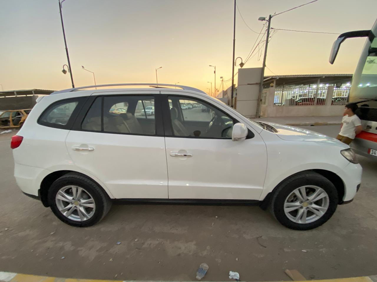 سنتافي للبيع مديل 2010 6 سلندر 7 راكب تبريد 3 قطع فتحه وحساسات وكامره وشاشه كبيره وفور ويل وتحكم ستيرن جهتين بيه وأشاره بالمرايه ومري شفط  3 قطع صبغ بدون حادث فقط شخوط  رقم سليمانيه دولي سنويه لل 2030 وهزه جديده ورقم جديد باسمي   صدر امامي وخلفي جديد وتخم تاير جديد وباتري جديد المكينه خير من الله مكاني واسط الكوت للاستفسار ***********
***********
 السعر 140وبيه مجال حق الجيه
