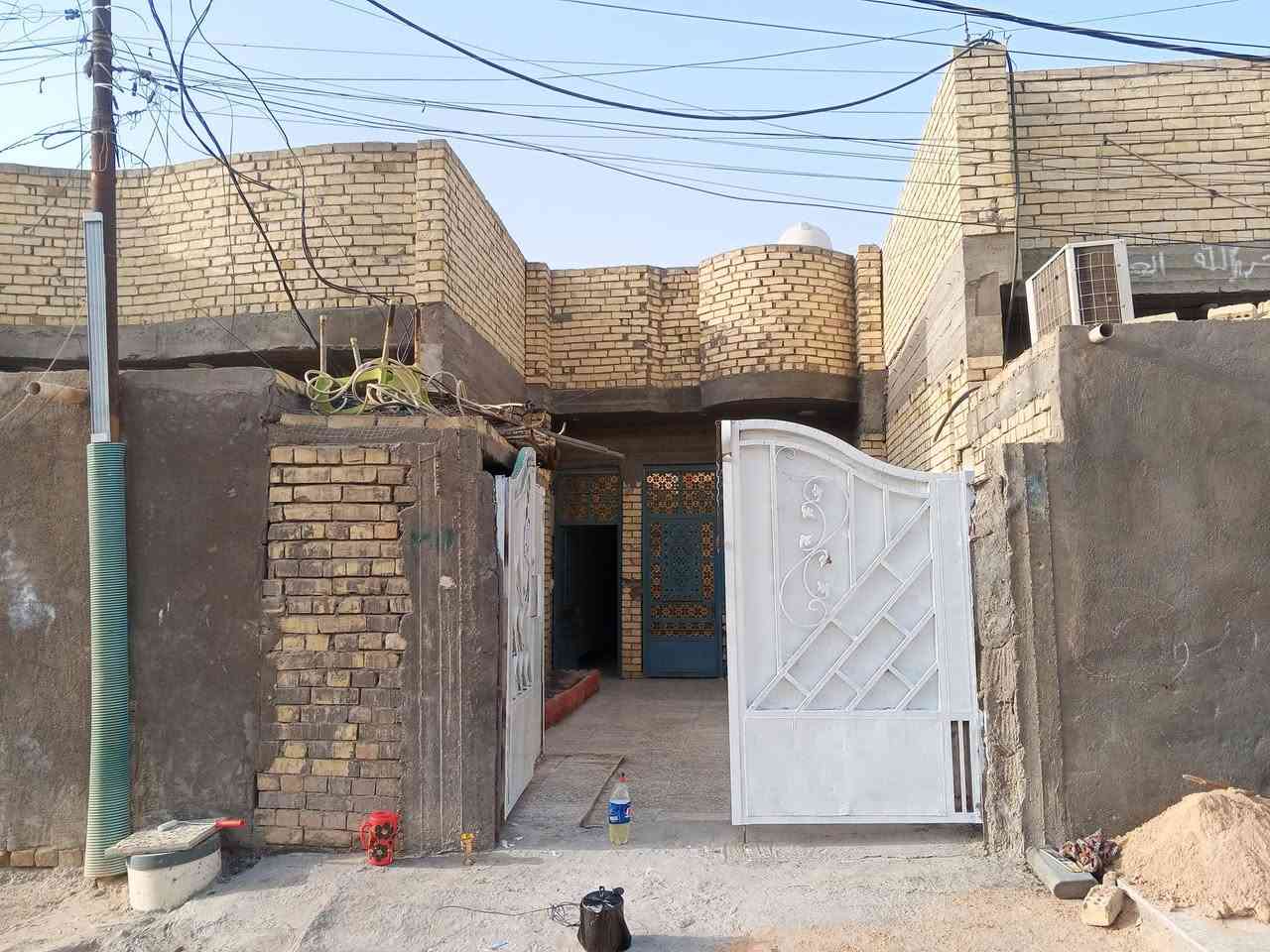 بيت مساحه(112ونص) 4ونص *25  يحتوي على غرفه وصاله حمام داخلي مناور ٢ استقبال وحوش كبير وبيتونه كبيرة طابو سند ٢٥ طابق واحد بناء جديد خدمات كامله ماء كهرباء تبليط عوزه بس صبغ ولبخ ترتيبات بسيطه موقع كلش حلو بصف الركن مقابيل إفران الزيتون بشارع الصيدلية السعر ٧٥مليون ***********
