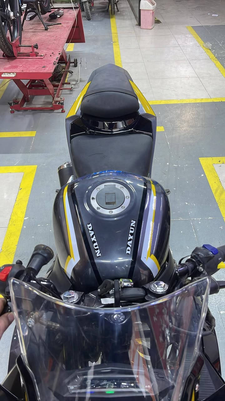 السلام عليكم دراجه ار 200 مرقمه كامله رقم اربيل زيرو ماشيه 40km للبيع السعر 3ملاين او 350 بس شريط دراجه يختلف لون احمر مو اصفر الشراي يتفضل واتساب ***********
