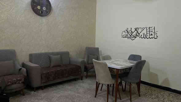 بيت 100 متر طابقين واجهة 5 متر نزال 20 متر زراعي

يحتوي الطابق الاول على صاله و مطبخ و كراج و حمام عدد 2 و غرفة نوم 

الطابق الثاني غرفتين  نوم و حولي و حمام و بيتونه كبيره و سطح عدد 2 

العنوان بغداد الشرطة الخامسه شارع الاميره العريض

رقم الهاتف ***********
