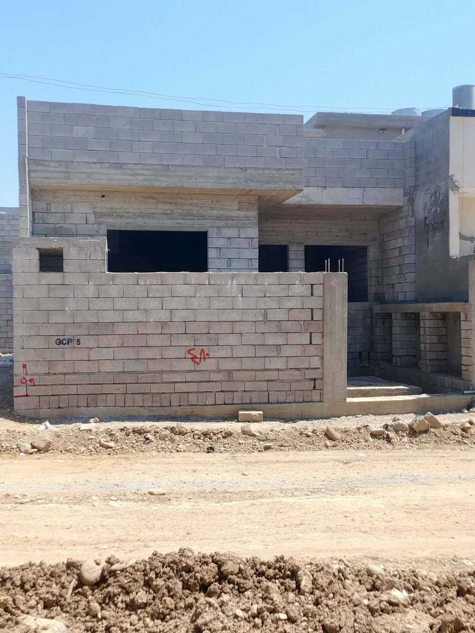 السلام عليكم هيكل للبيع   بالقوسيات  مساحه ٢٠٠متر بيتونه ستاير كامله اساس بأدلو شغل حيل نضيف أقرب نقطه المدرسة الصينية السعر ٥٠ بي مجال رقم ***********  الشارع مكسوس كامل راح ينصب
